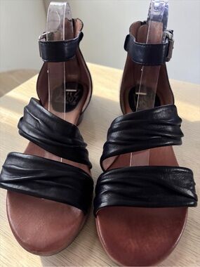 Miz Mooz Cassie Wide Black Leather Sandals EU 39 US 8.5 Ankle Strap